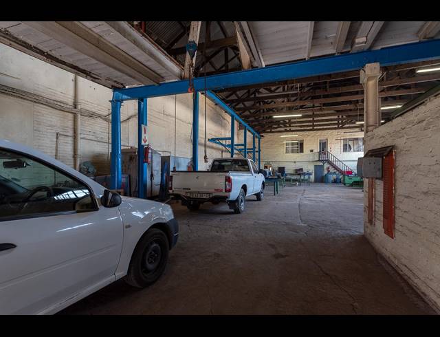 1,140M² BUILDING FOR SALE IN CITY & SUBURBAN